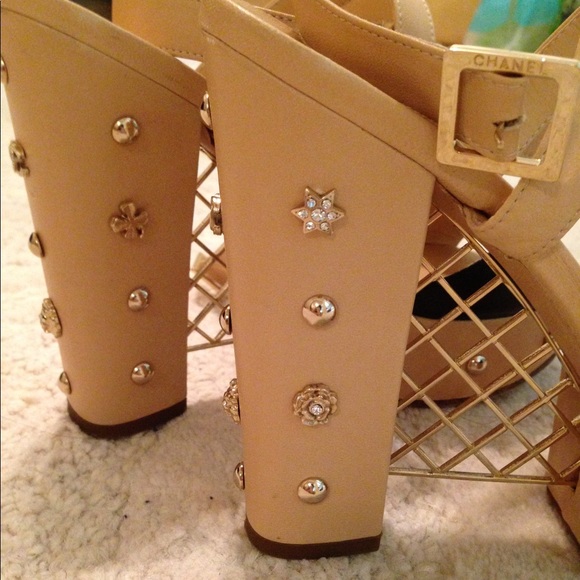 CHANEL rare charm platform leather heels - Picture 3 of 5